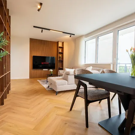 Апартаменти Amazing 2 Bedroom With Sea View